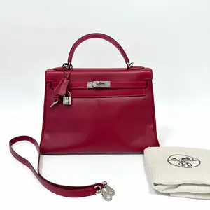 Pre-owned HERMÈS Hermes Kelly 32 Box Leather Gem Red Silver Buckle Inner E5 Candy Pink 2010 Item No.: N22110816 Accessories: Dust Bag, Shoulder Strap, Lock