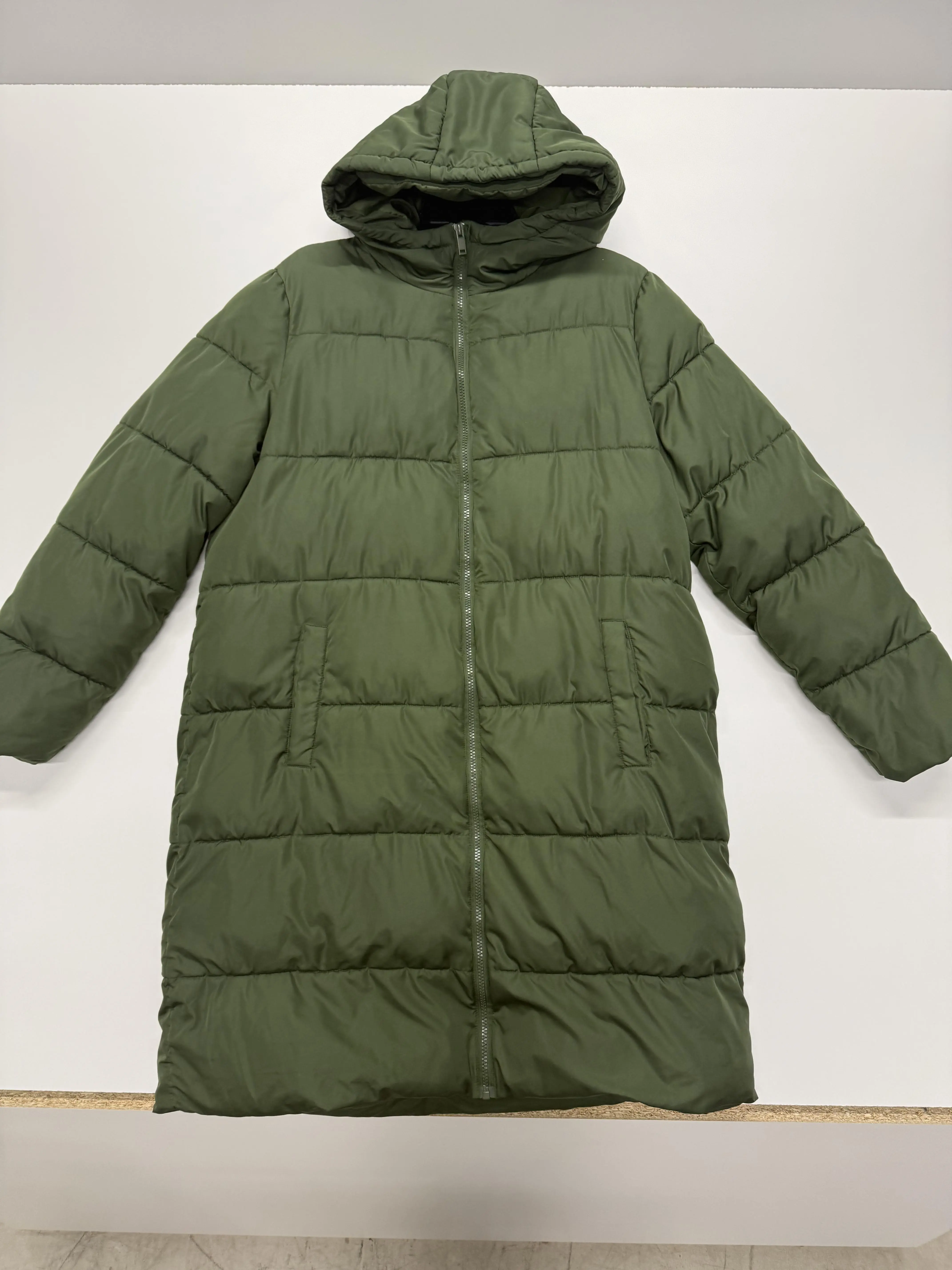 From Nuuly Vero Moda Maternity Hooded Coat with Elasticated Cuffs Knee Length Zip Fastening Side Pockets for Comfortable Pregnancy Outerwear | Great Condition | Gently Worn, Inspected and Ready For Wear