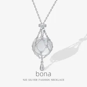 Exquisite and shiny 925 sterling silver mesh necklace with crystal clear white crystals, a niche design for women with a high-end feel, featuring an adjustable pull chain pendant.Suitable for holidays, daily commuting, and as a gift for couples
