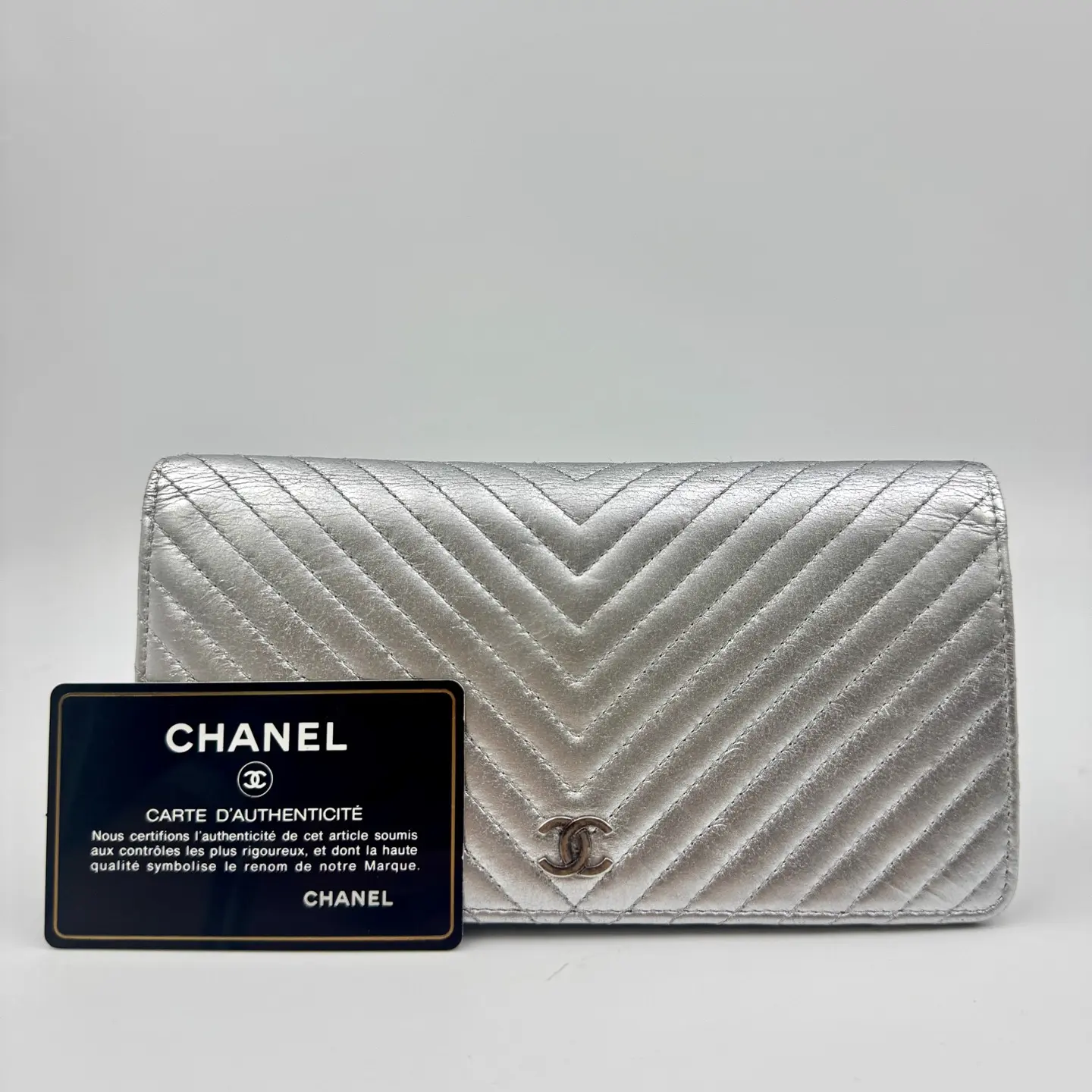 Pre-owned CHANEL V Stitch Metallic Silver Lambskin Long Flap Bifold Wallet24517132