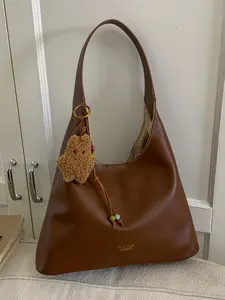 Fashionable large capacity versatile cute pendant shoulder bag, Pu Tote Satchel, simple and casual solid color temperament retro tote bag, niche design texture daily bucket bag, suitable for commuting to work, shopping and class