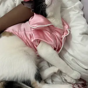 Beautiful Pet pajamas suitable for pets such as Teddy Bears, Bichon Frises, Pomeranians, Poodles, and Bulldogs. Made of comfortable silk, these pajamas include headbands to relieve stress and anxiety.