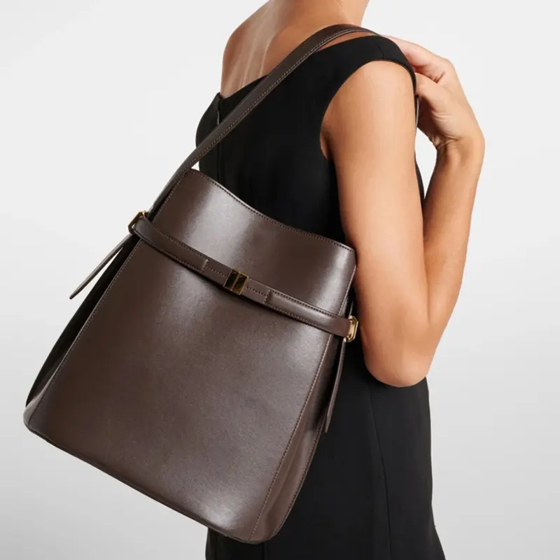 Swedish niche-brand bucket bag / underarm bag made of top-grain cowhide; a minimalist, versatile handbag and shoulder bag for women.