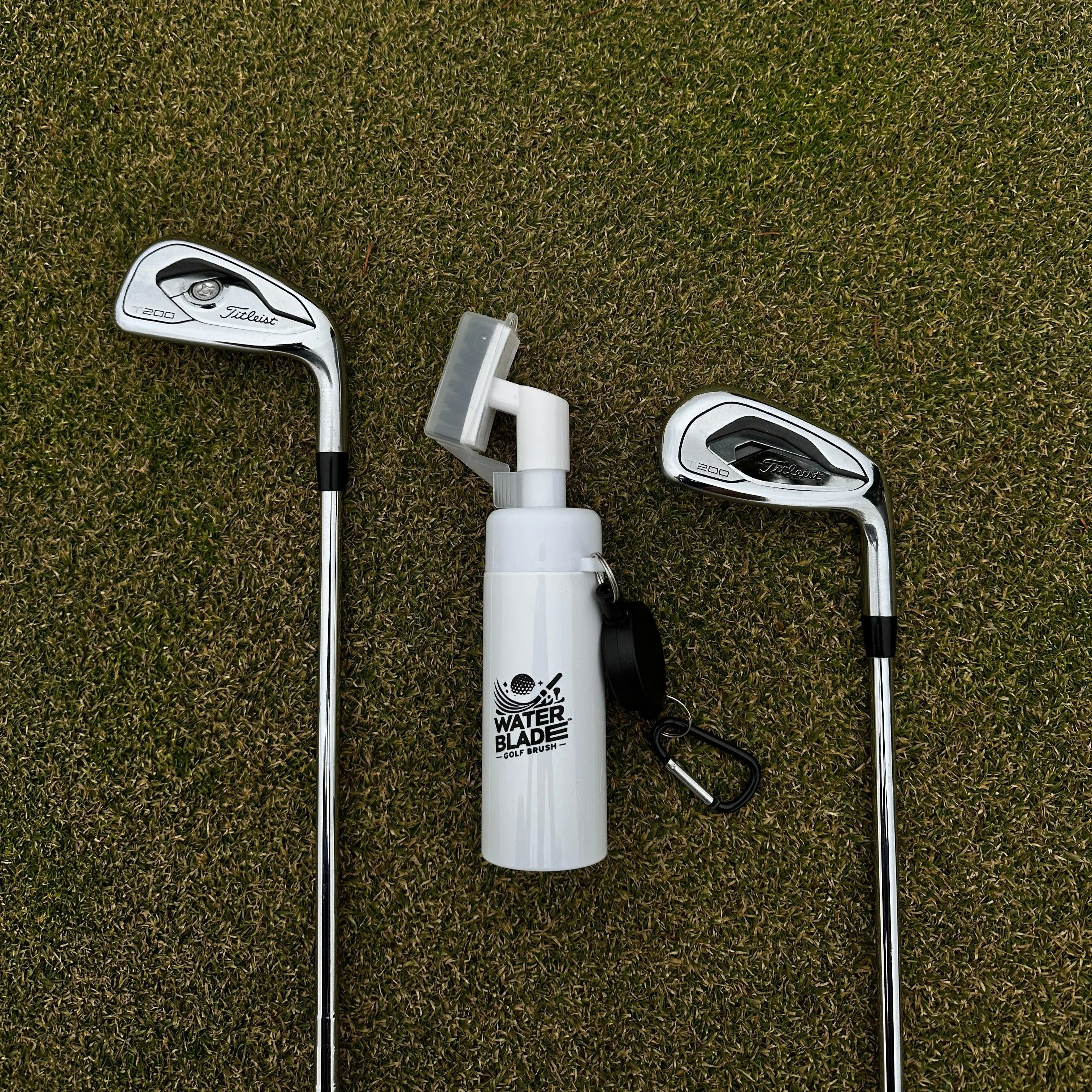 Retractable Golf Club Brush with Press-Type Water Dispenser, Dual Nylon & Copper Bristles for Groove Cleaning, Portable Golf Equipment