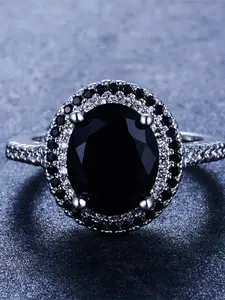 A black and white color-block ring made of oxidized black zircon is fashionable and simple, suitable for women to wear at travel parties