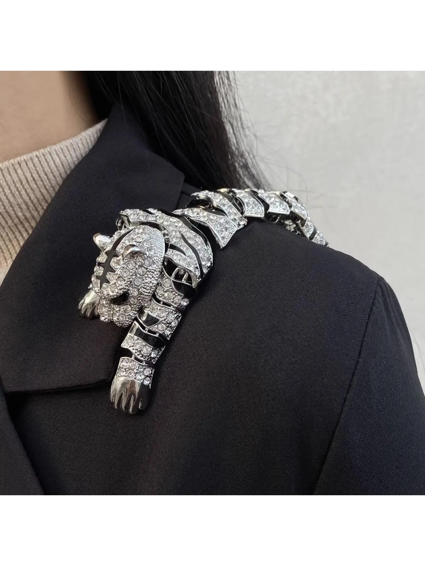 Fashionable diamond-encrusted cartoon tiger enamel exaggerated high-end large Exquisite brooch for women spring and autumn luxury flash diamond temperament shoulder pin brooch Fashion Accessory