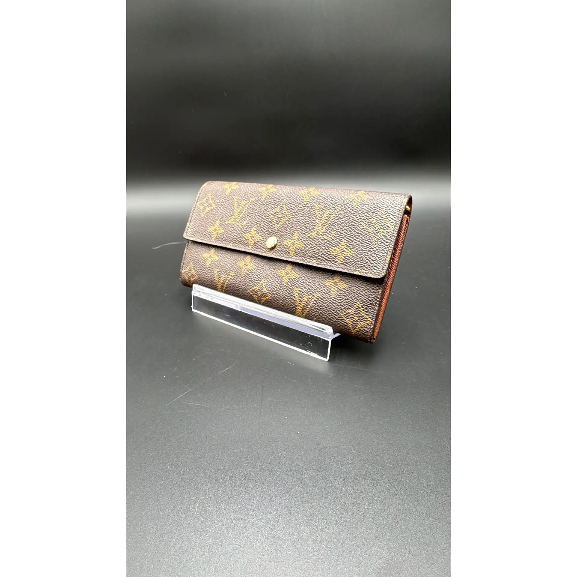 Pre-owned Louis Vuitton Leather Luxury Bags & Accessories Monogram Sarah Wallet Date Code: MI0057W. Entrupy ID: MD9RTBV.