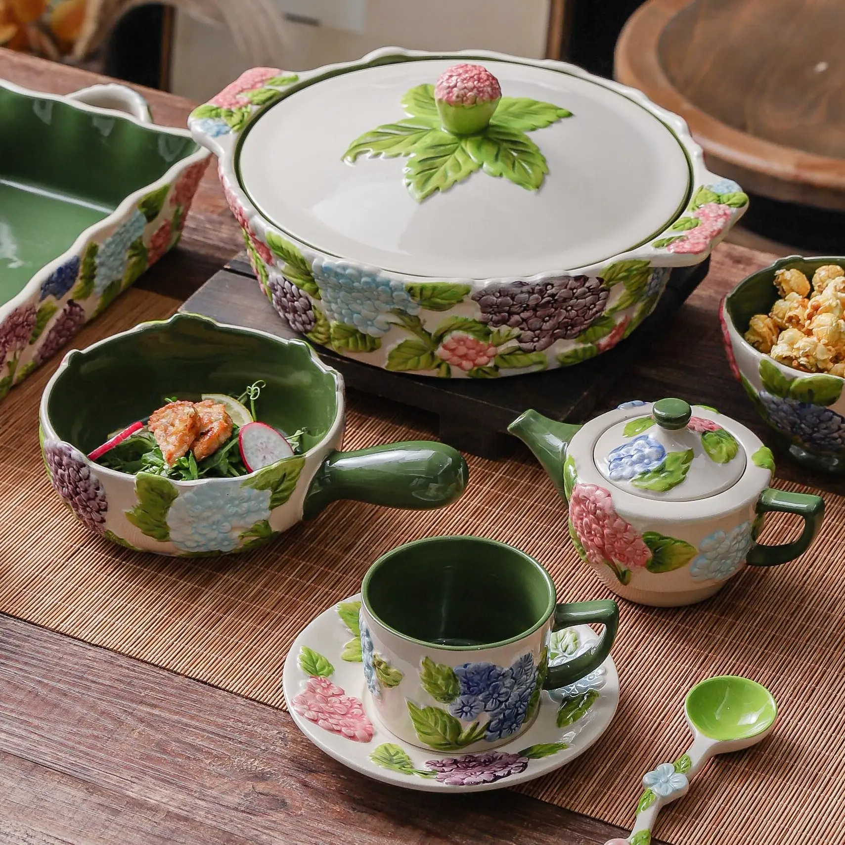 HongDian Hydrangea Ceramic Bowl,Optional 2300ml 78 oz Lidded Serving Bowl,Handled Bowl,Baking Bowl,5 in Small Bowl,Embossed Relief,Painted Floral Detail,Premium Ceramic,Underglaze Non Fading,Oven Microwave Dishwasher Sterilizer Safe,Easy Clean