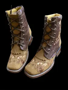 BOTIN PARA DAMA COLOR MIEL CON TEJIDO EN DISENO