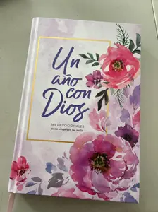 Un año con Dios: 365 devocionales para inspirar tu vida | A Year With God: 365 Devotions to Inspire Your Life (Spanish Edition) Hardcover