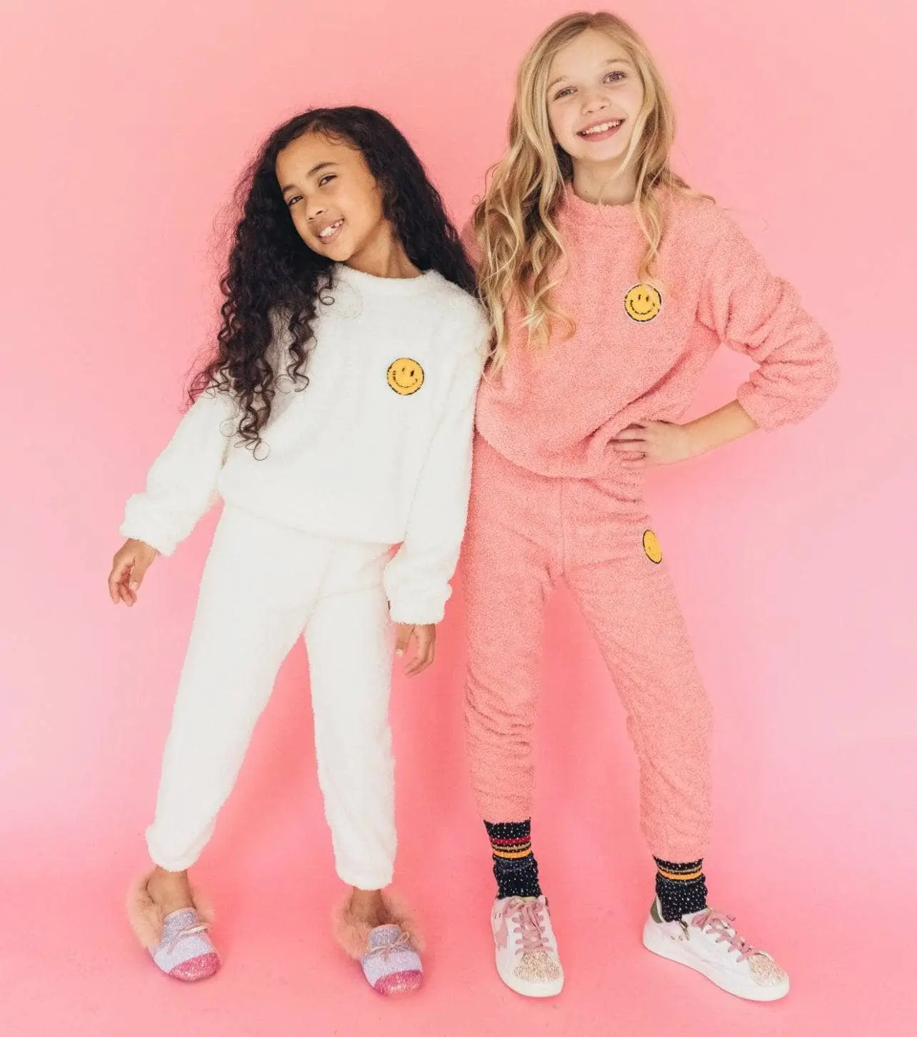 Women's Smiley Patch Loungewear Set, 2-Piece Fuzzy Polyester Fleece Pajamas, Relaxed Fit Long Sleeve Top and Breathable Bottoms, Embroidered, Everyday, Fabric, Matching, Pajama Set, Nightwear