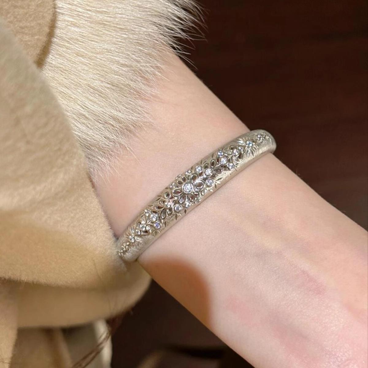 Cute Dainty Filigree Flower Pendant Necklace for Girls, Trendy Vintage Floral Wrist Jewelry, Aesthetic Cottagecore Accessory for Daily Outfits & Gifting, Trending Silver Necklace