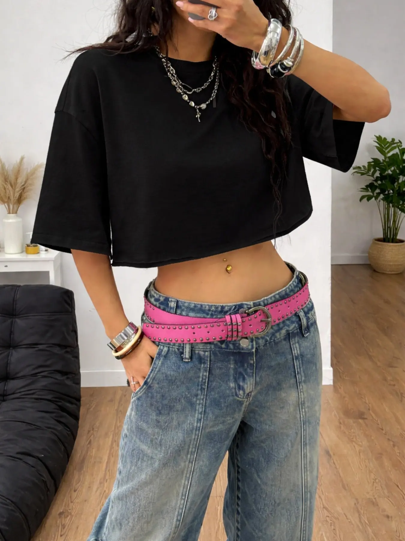 Women's Loose-Fitting Cropped Top T-Shirt Womenswear, Backless Design for Versatile Styling, Casual Streetwear Tee for Daily Wear and Outings Everyday