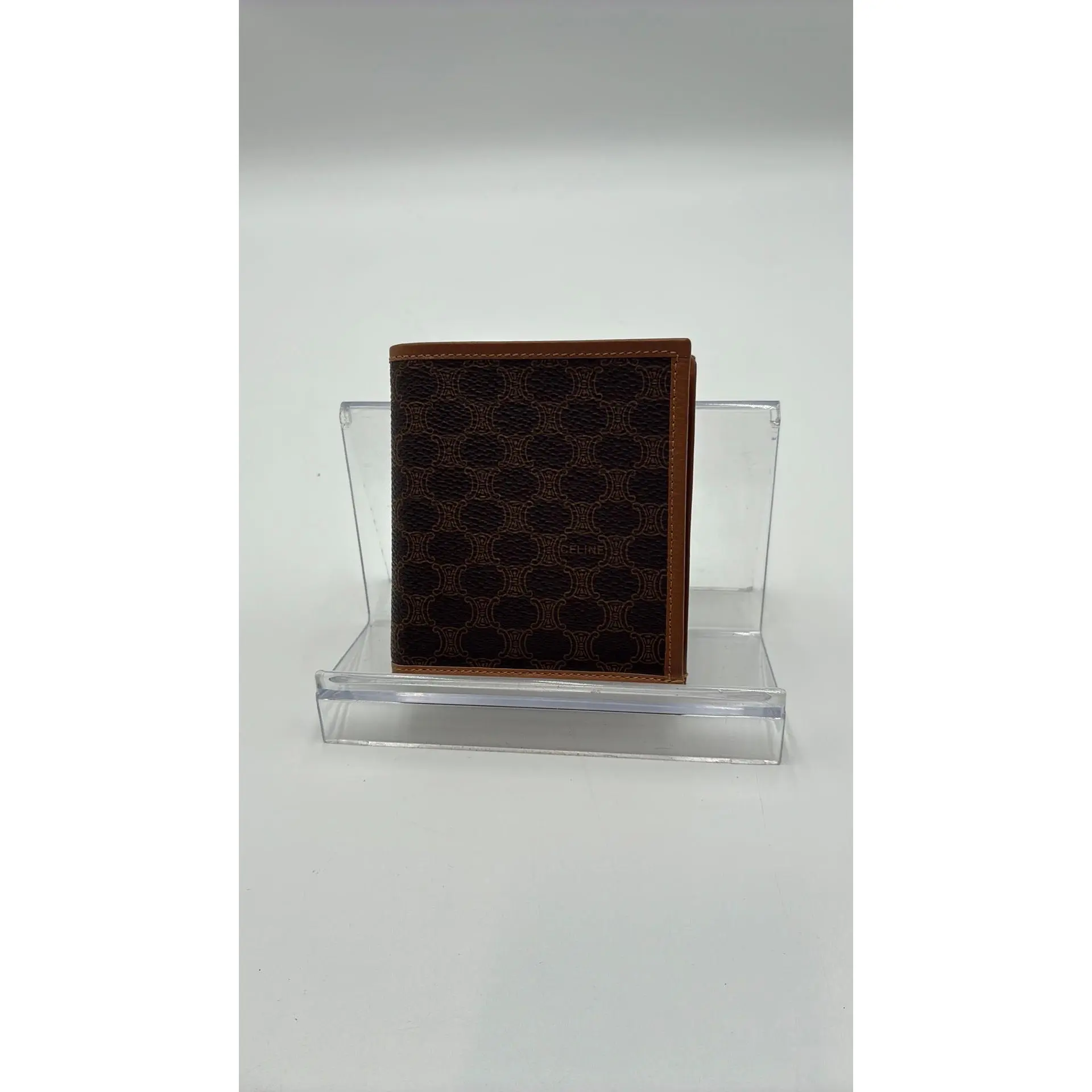 Pre-owned Leather Luxury Bags & Accessories Celine Triomphe Bi Fold Wallet, Brown Date Code: M11PM. Entrupy ID: JHD28VK.