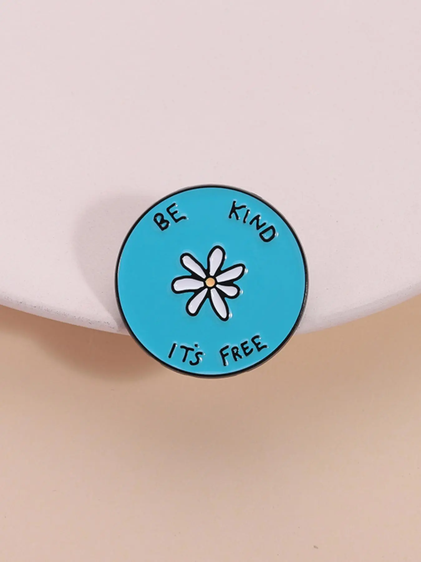 Be Kind It's Free Letter & Flower Design Brooch, Floral Brooch, Cute Enamel Pin, Bouquet Daisy Pin Suitable for Backpacks, Jeans, Scarves, Hats Decoration, Fashion Accessories for Men & Women, Enamel Lapel Pins