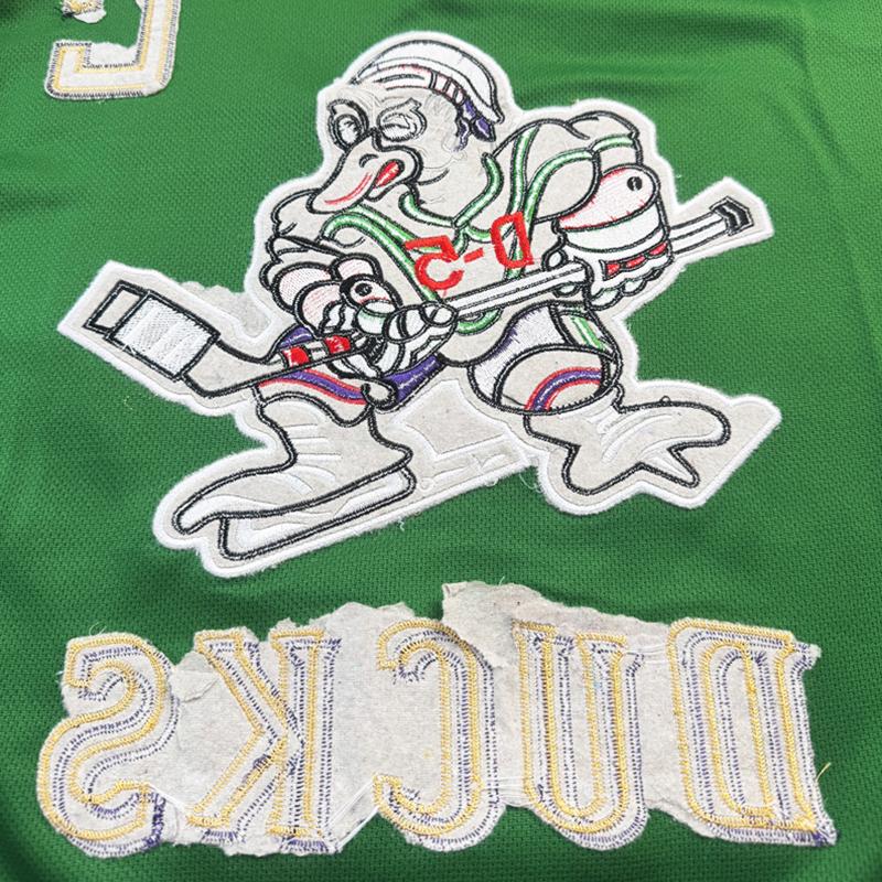 Men's Hockey Jersey Mighty Ducks #96 GRISWOLD Sewing embroidery loose V-neck sweatshirt movie jersey green big size Outdoor sportswear Classic retro Streetwear sports fan gear Long sleeved pullover shirt Halloween Christmas gift