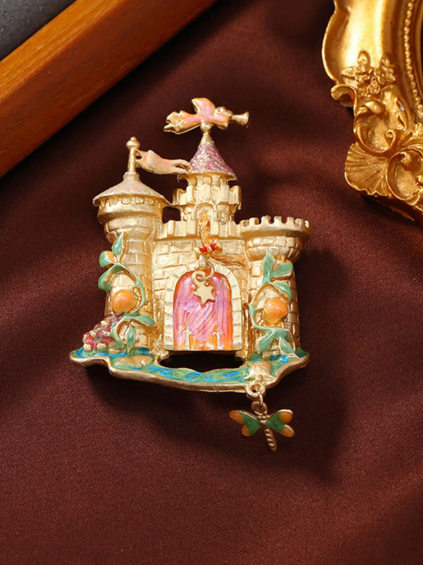 Vintage Dreamy Fairy Tale Castle Brooch, Women's Fashion Openable Tassel Pendant, Coat Pin, Elegant Accessory for All Seasons