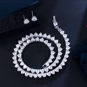 Silver Crystal Necklace - Elegant Design with Round Stones and Adjustable Chain