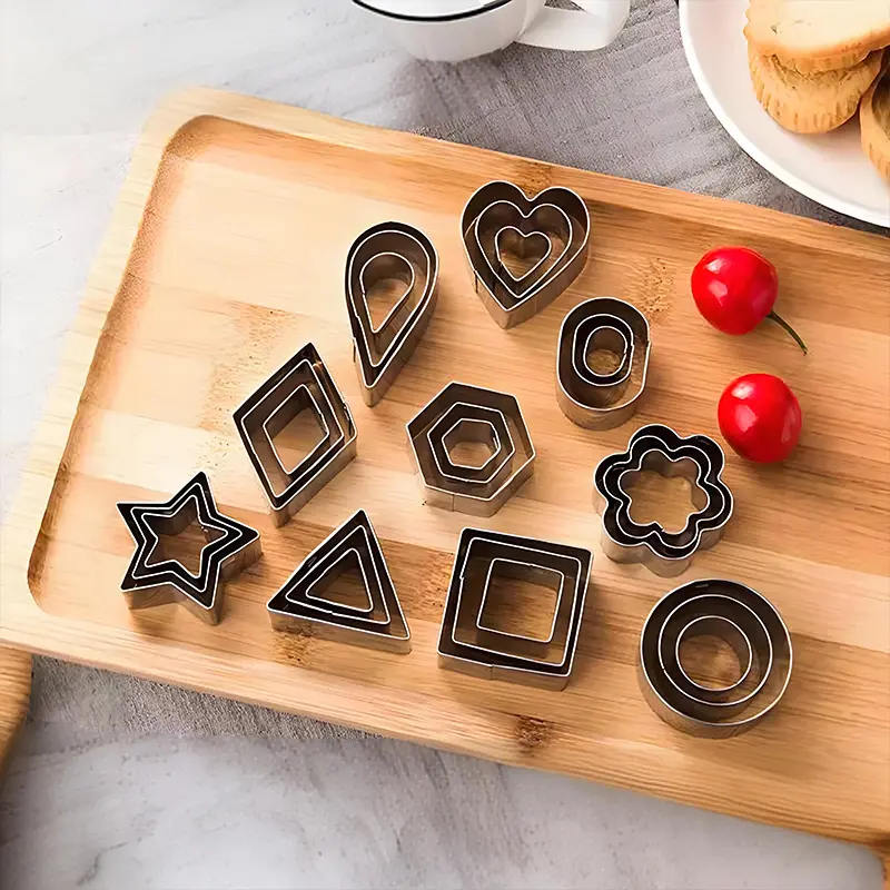 30 Pcs Stainless Steel Cookie Cutters, Metal Biscuit Molds, Geometric Pastry Cutters with Rectangle Storage Tin Box, Reusable Fondant Cutters for Cookies, Fruit, Sandwiches, Home Baking, Kitchen Utensils, Holiday Baking, Mini Dough Cutting Molds