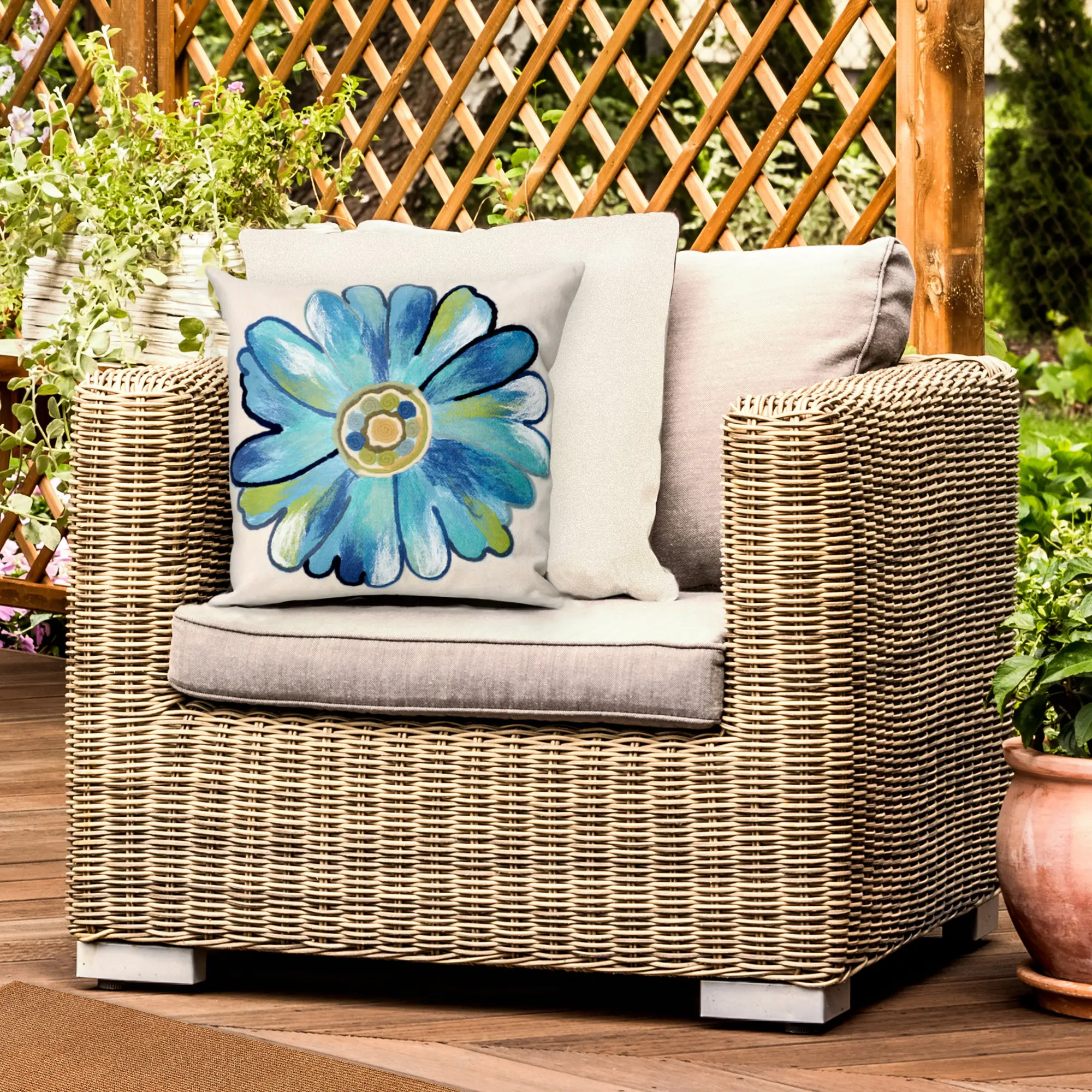 Lush Decor VISIONS III Indoor/Outdoor Handmade Pillow - Contemporary Botanical Floral Accent (Daisy)