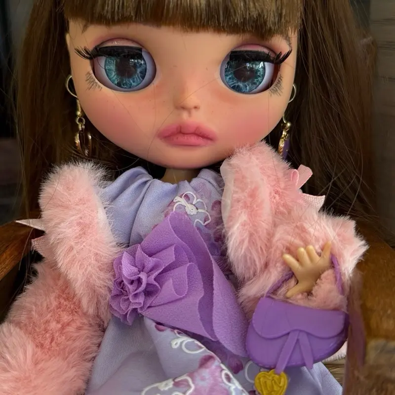 Daisydhey Blythe Doll with Long Brown Hair and Elegant White Dress Featuring Stylish Accessories and Detailed Features