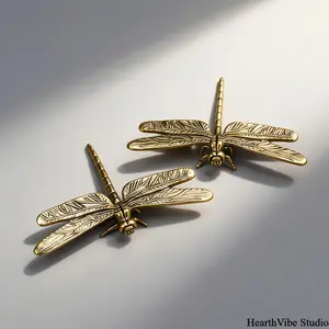 Collector-Grade Ornament: Vintage Brass Dragonfly Decoration—Retro-Style Desktop Accent for Home & Office, Creative "Tea Pet" Collectible; Ideal for Christmas, Halloween, and Autumn Home Decor.