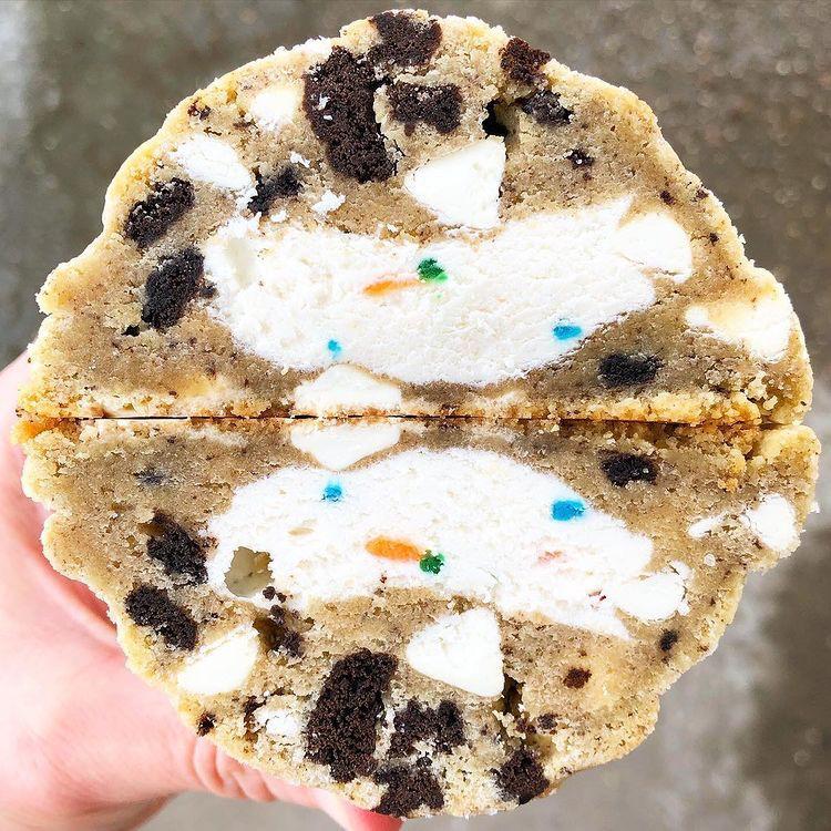 Cookies N' Cake Cream Cookie 4-Pack Giant 6 oz White Chocolate & Oreo Flavor Buttercream Middle Snack Biscuit US