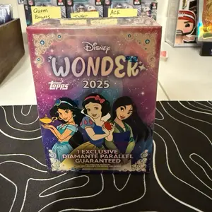Topps Disney Wonder 2025 Exclusive Diamante Parallel Guaranteed Trading Card Game Box