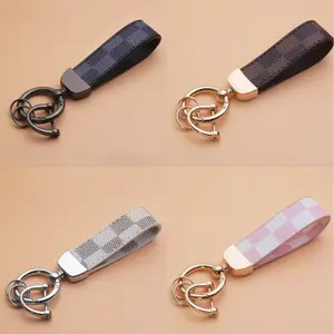 Unisex Leather Print Horseshoe Keychain - Metal Buckle Durable Leather Elegant Universal for Daily Use Gifts Auto Accessory