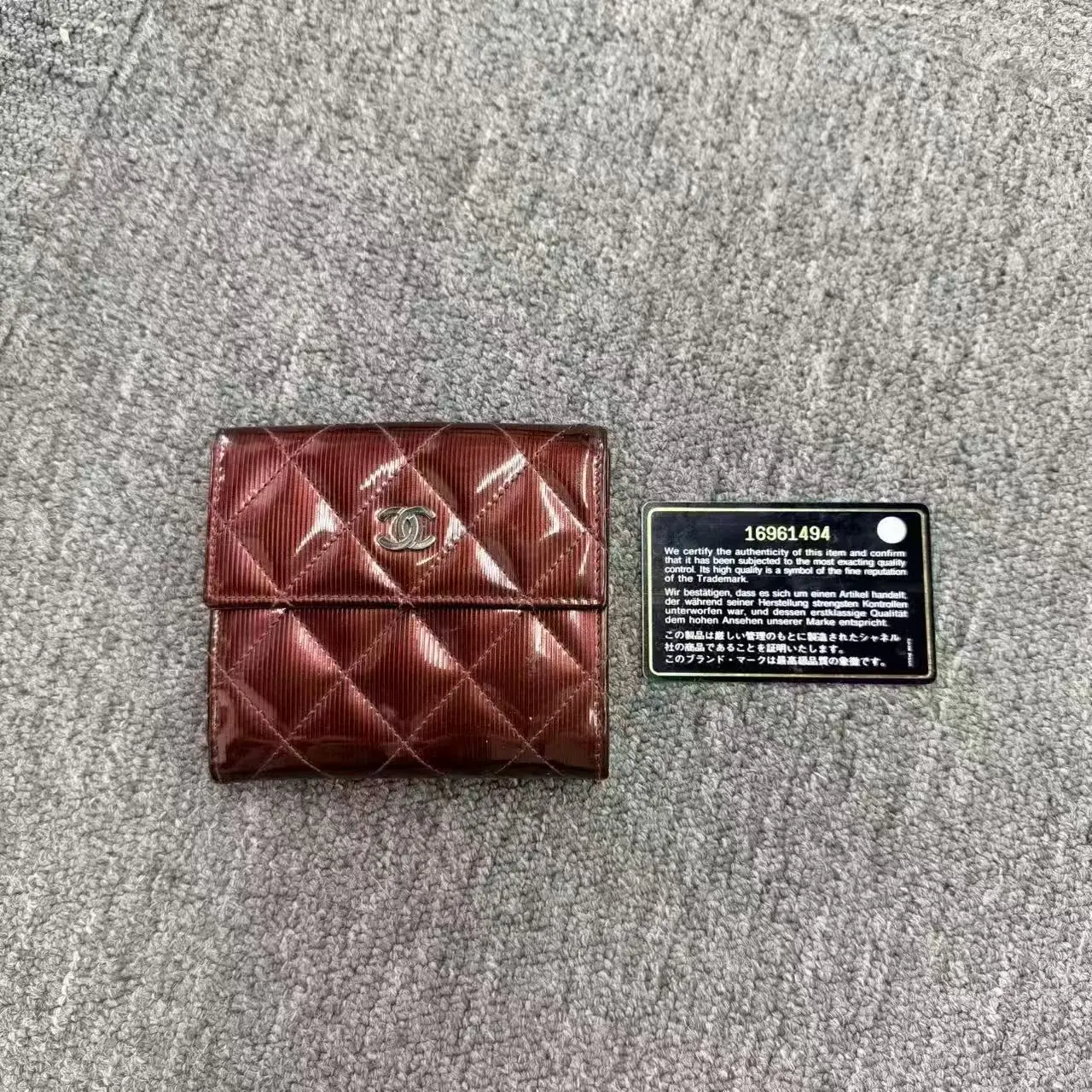Pre-owned CHANEL Pre Loved Authentic Burgundy Patent Quilted Compact Wallet