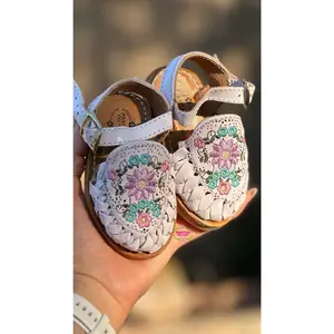 Rosaura - Embroidered Buckle