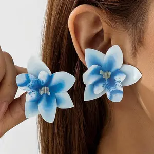 A Pair of Fresh And Easy Fiber Three-Dimensional Simulated Flower Earrings, Suitable for Parties And Gatherings, Making Them an Ideal Holiday Gift for Friends. These Versatile Additions Are Perfect for Any Season