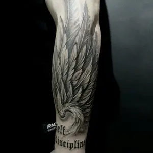 6 herbal tattoo stickers, including wing elements and other styles, last for 7-15 days, waterproof and friction-resistant, the effect is real, suitable for people who are afraid of pain and do not want to get tattoos