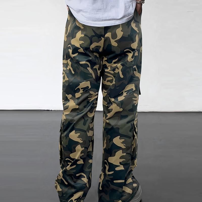 Camouflage men's work pants, regular fit, featuring reinforced stitching and functional cargo pockets, suitable for outdoor adventures and street fashion.