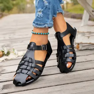 Women's fashionable sandals, black flat sandals, suitable for summer beach vacations, versatile women's shoes, casual and stylish sandals, ankle strap sandals.