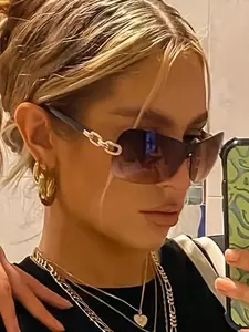 Women's Trendy Casual Tinted Gradual Lens Sunglasses - Resin Material, Chain Detail, Wrap-Around Sports Eyewear for Daily & Outdoor Use, Trendy Casual Sunglasses