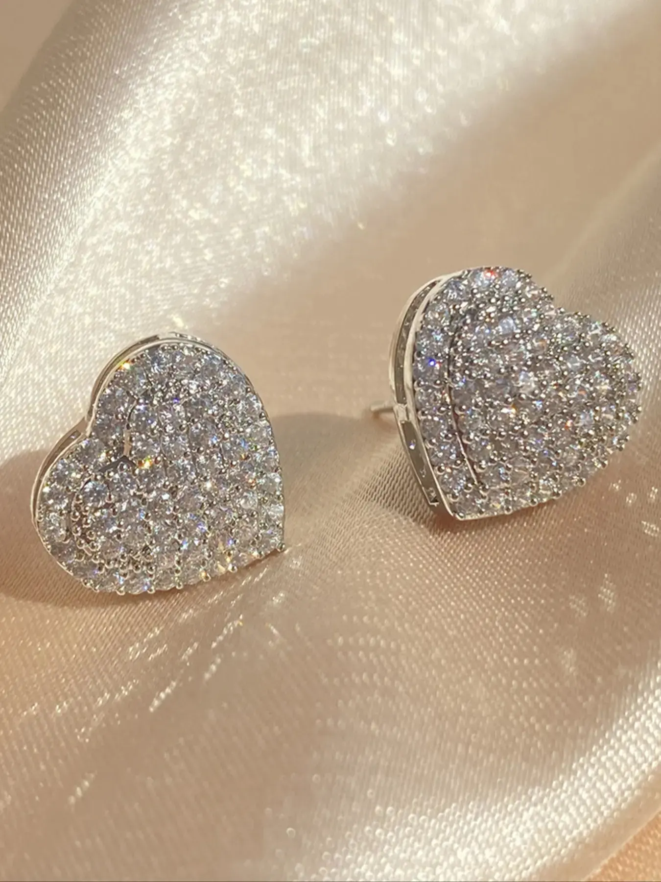 A Pair of Two-Tone Micro Paved Full Diamond Heart Earrings - Gold and White Color Shiny Diamond Heart Shaped Earrings, Suitable for Daily Wear, Gift-Giving and Versatile Styles, Ear Studs, Stud Earring Jewelry