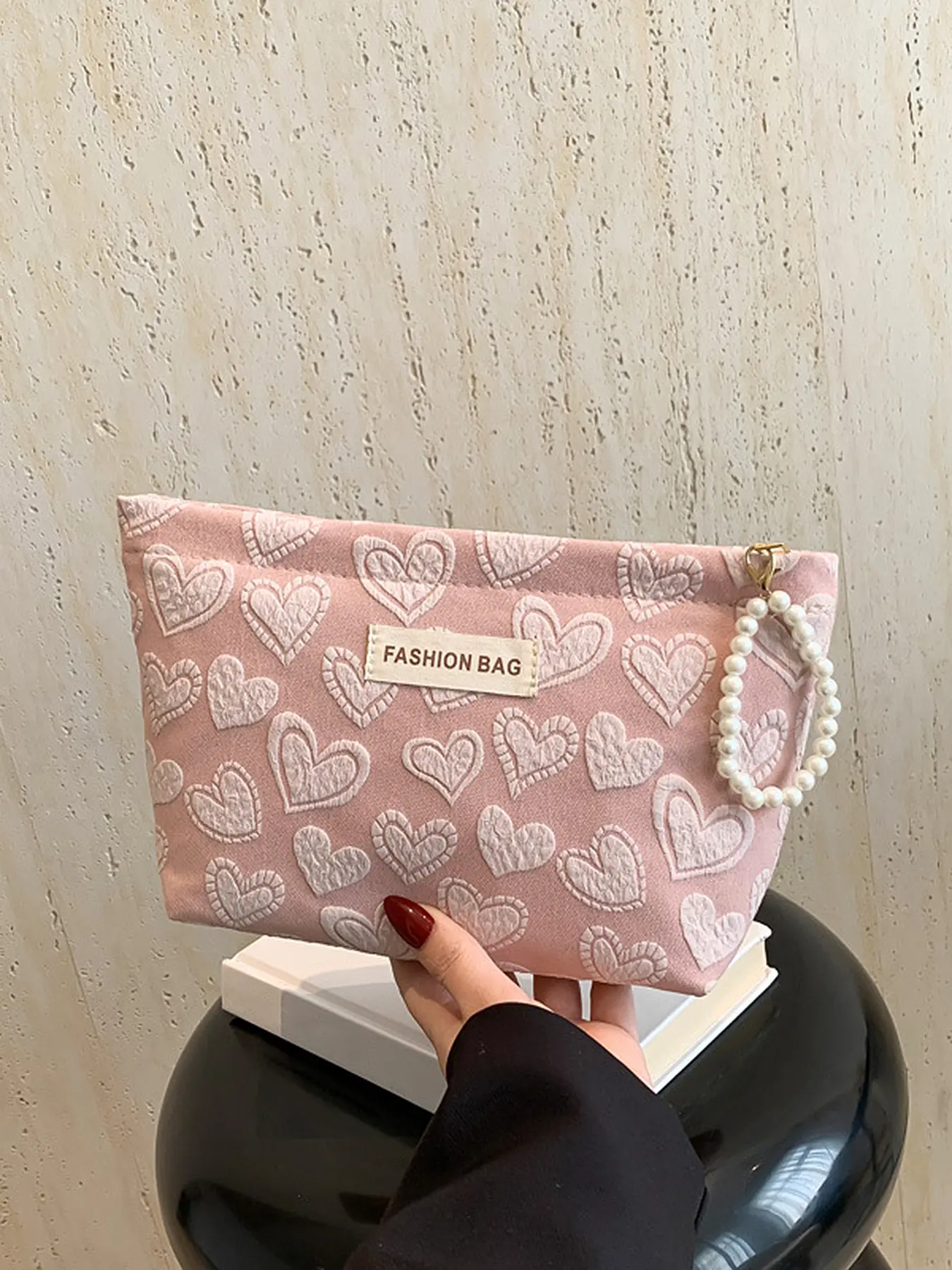 Fashionable, simple and unique personalized handbag, trendy minimalist purse, casual and versatile exquisite large capacity storage bag with heart pattern design, zipper hanging decoration design, suitable for dating, attending dinners, parties