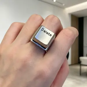 Delete Key Ring for Men and Women Reflecting Modern Mental State with Mechanical Keyboard-like Open Design Practical and Stylish Accessory