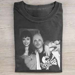 Men's Vintage Breaking Bad Jesse Pinkman & Jane Margolis Cotton Graphic Tee - Short-Sleeve Round Neck Menswear Top, Walter White Couple Casual T-Shirt, 2000s Shirts, Gifts for Him, Men's Graphic Tees