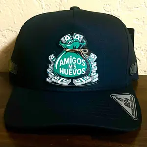 AMIGOS MIS HUEVOS HAT