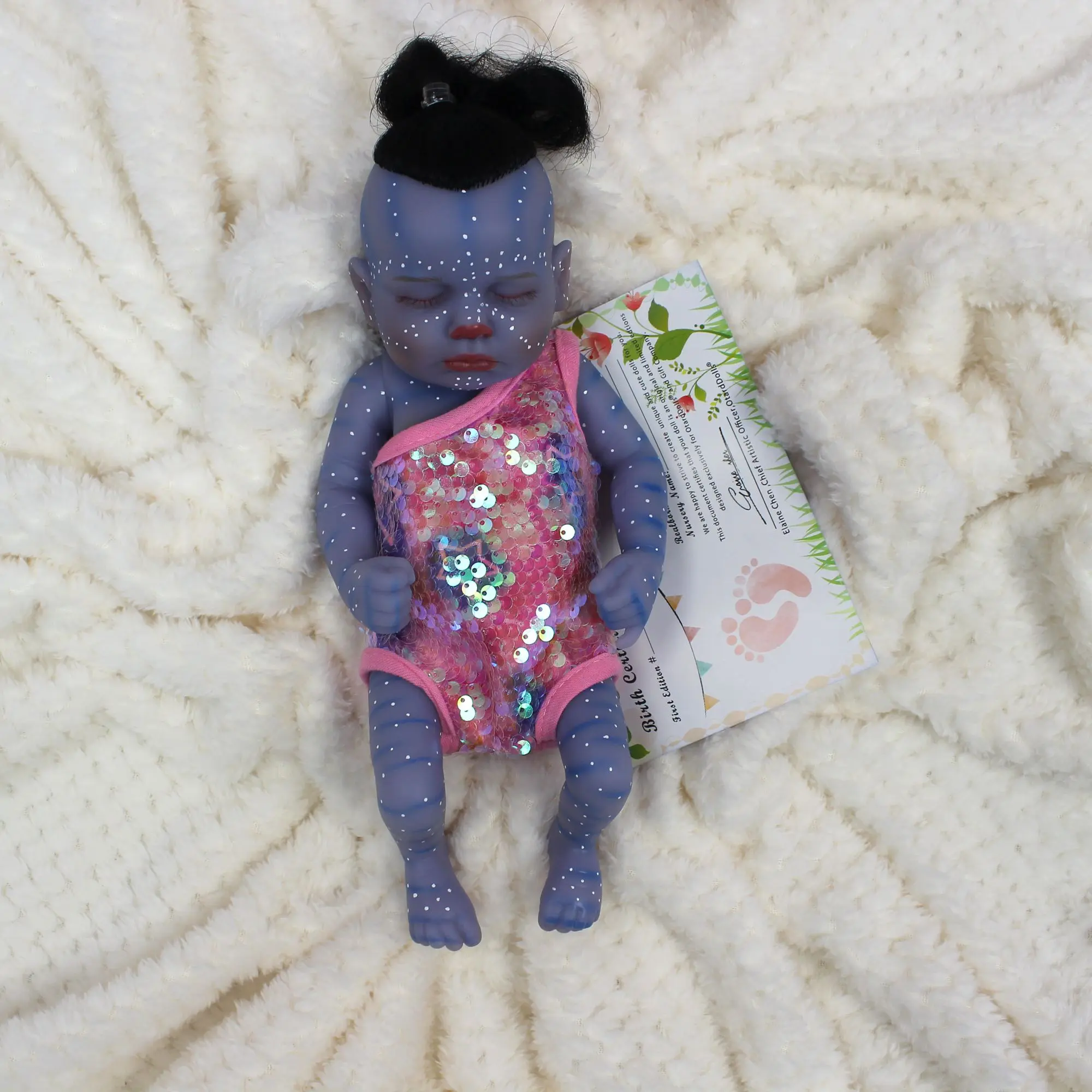 10-inch mini reborn doll. The soft vinyl alien girl doll has a realistic touch. The cute face sleeps with eyes closed. The shape adds a touch of realism, making it an ideal playmate for children. Great for imaginative play