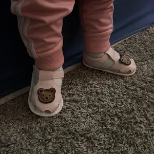 Baby Boys Girls Summer Sandals Cue Bear Pattern Squeaky Squeaky Shoes Non-Slip Newborn First Walking Shoes Toddler Clogs