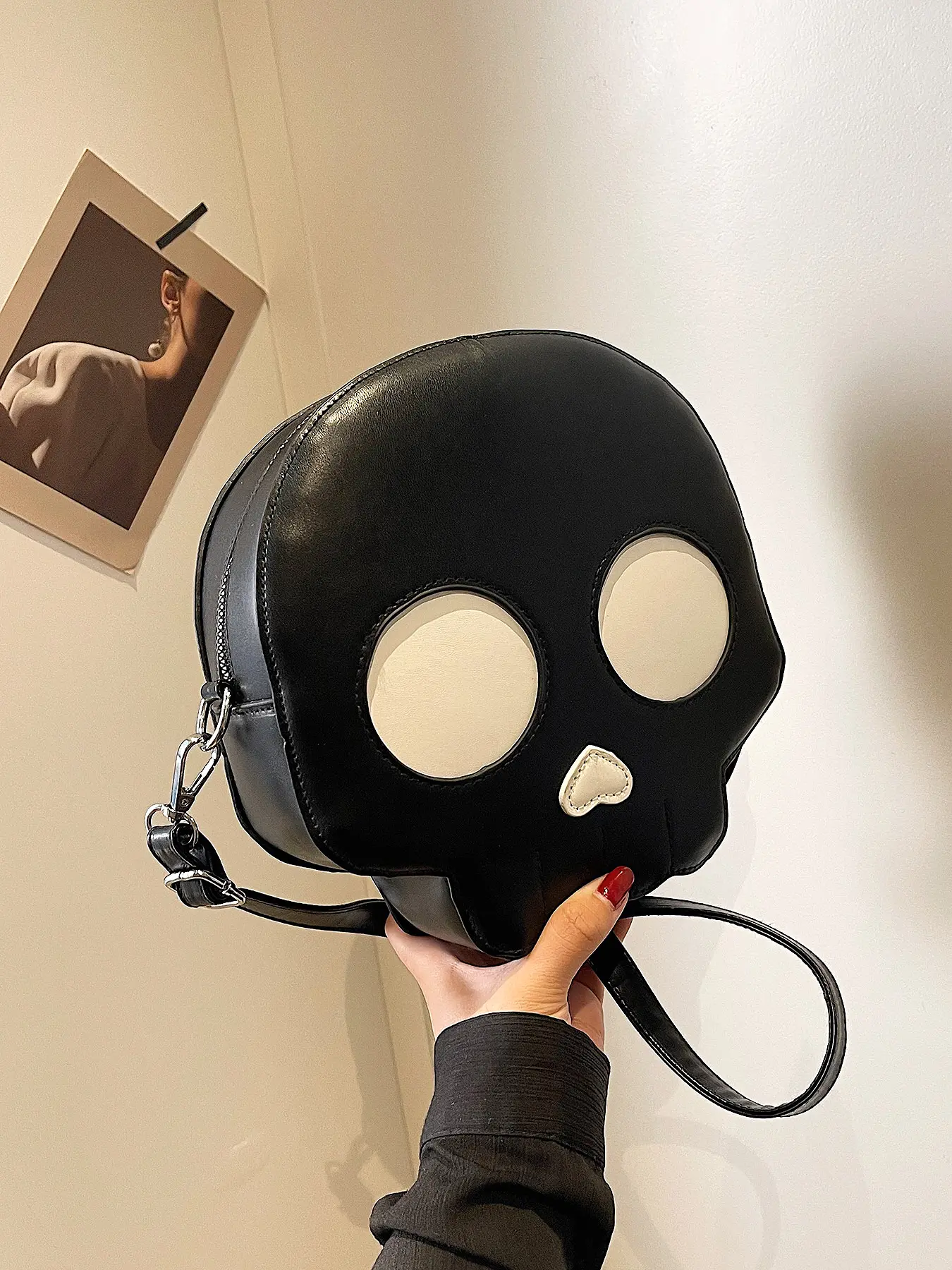 Niche design creative personality skull bag, interesting heart decoration, fashionable funny shoulder crossbody bag, trendy versatile casual crossbody bag, Halloween style street bag, dark style crossbody bag, crossbody purses