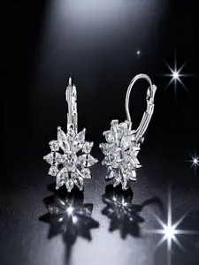 1 Pair of Women's Shiny Snowflake Zircon Drop Earrings - Crystal Earrings, Shining Earrings. They are elegant and luxurious party accessories, suitable for wearing at banquets and galas, ideal for gifting, and make perfect Christmas earrings.