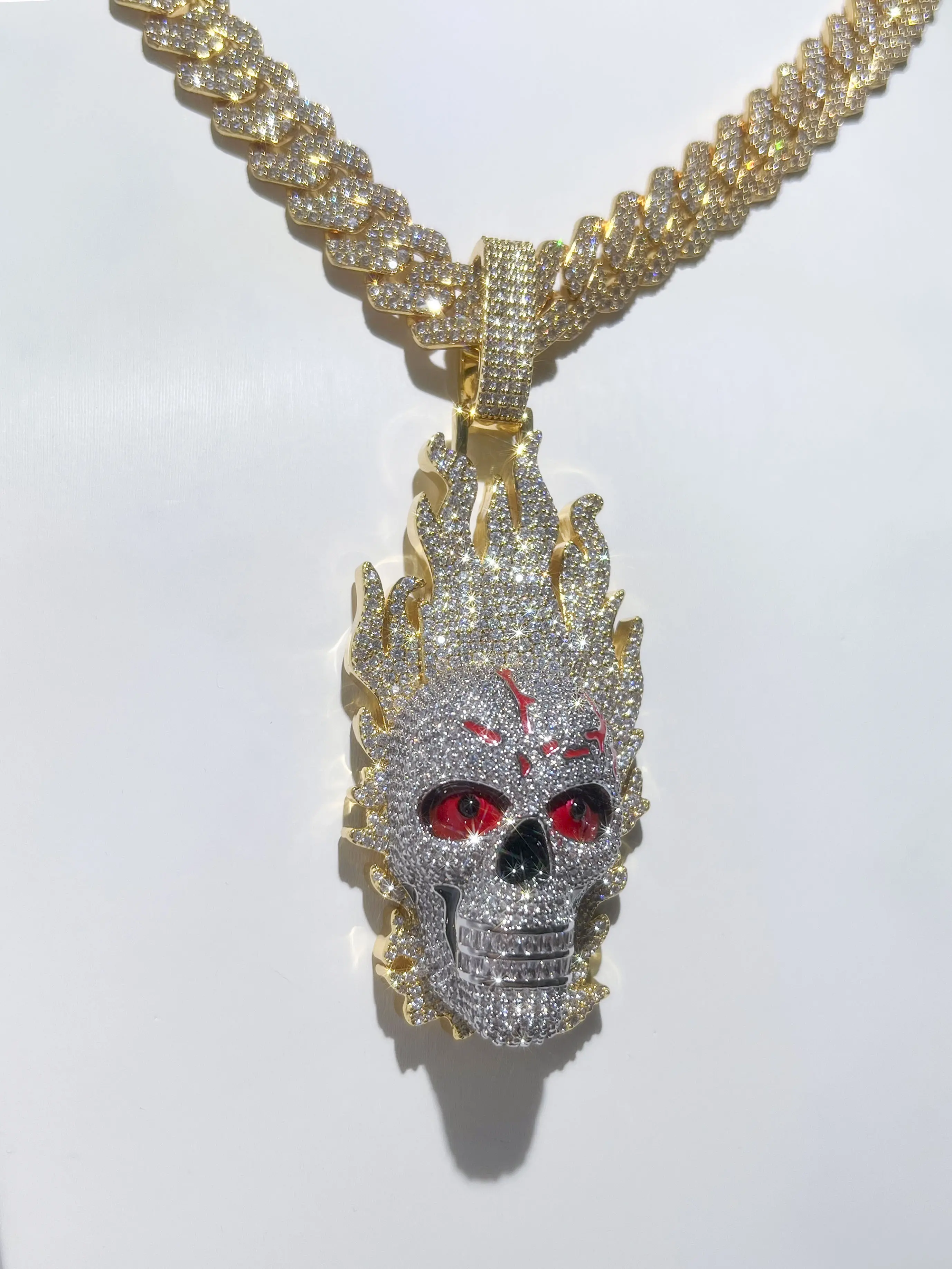 Flame Skull Pendant with eyes inlaid with ice crystals, cool Skull King pendant for men and women, luxury high-end pendant for men and women