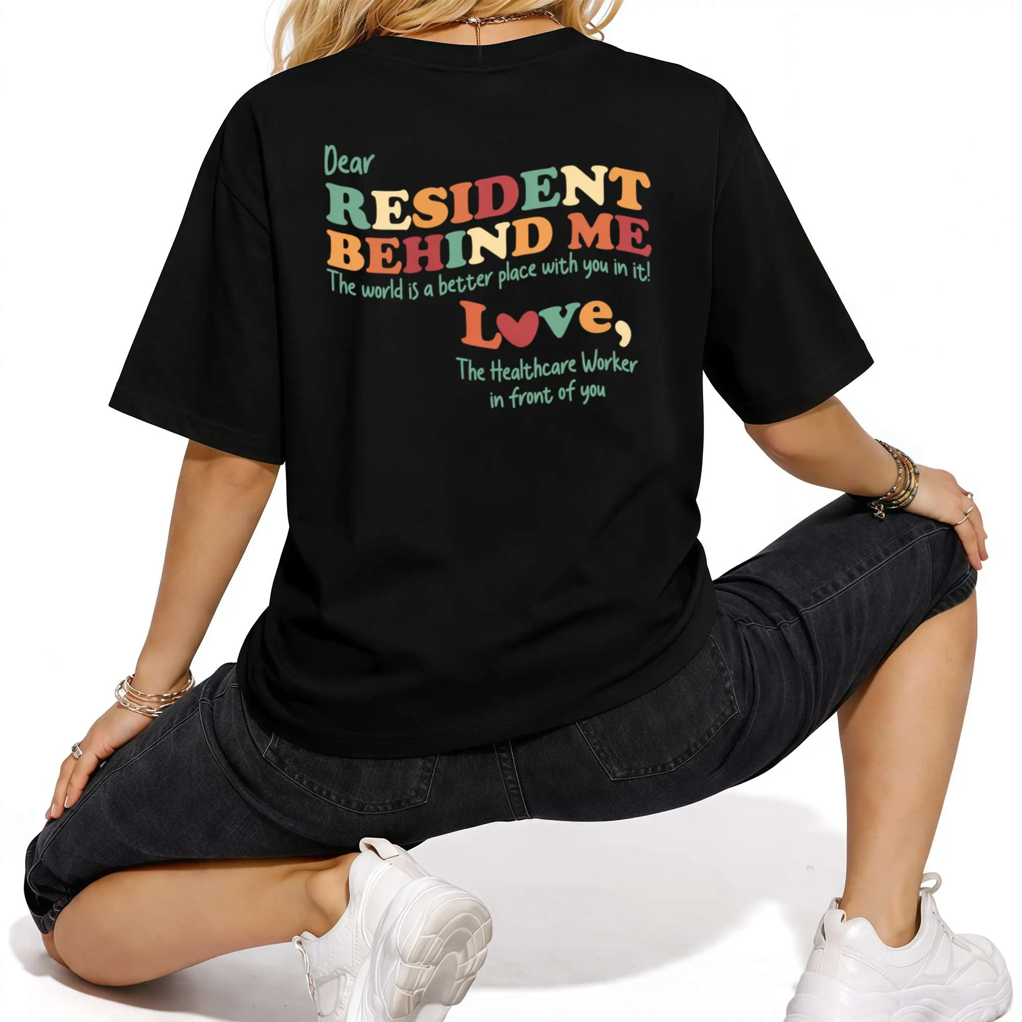 Humorous T-Shirt for Nursing Home Staff Graphic Tee with Dear Resident Behind Me in Colorful Retro Font Black Shirt Perfect Gift for Healthcare Professionals And Caregivers Comfortable C Interesting Graphic T-shirt Series Men's Round Neck Short