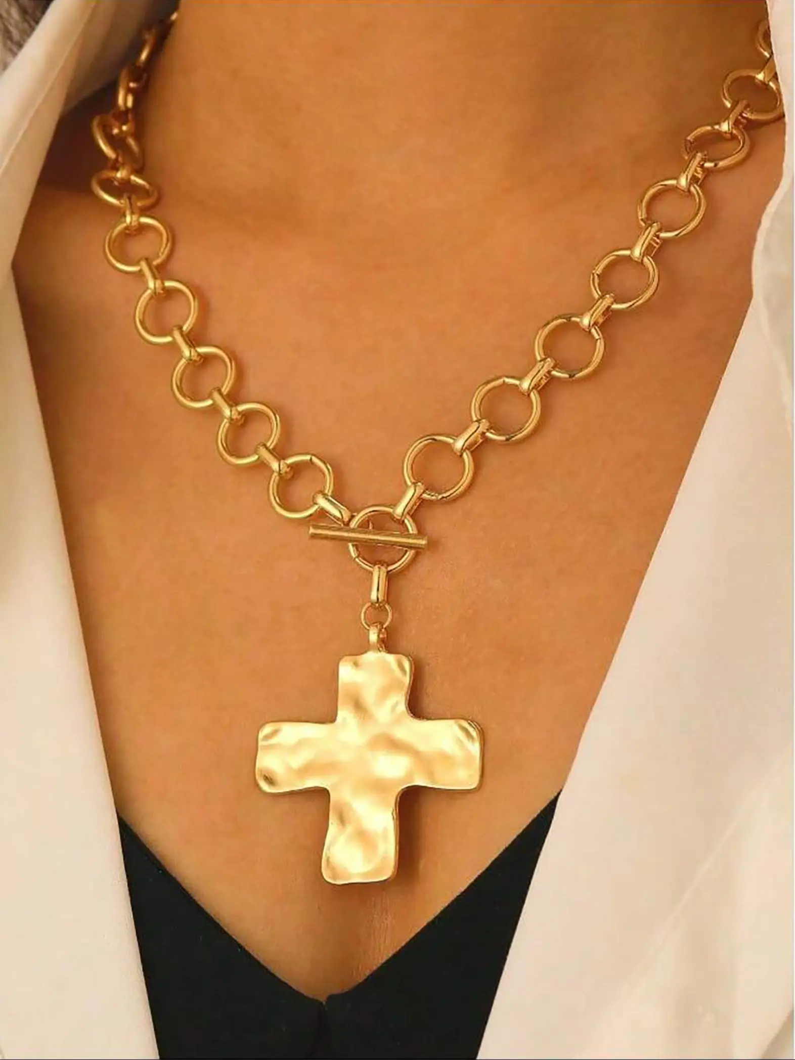 Women's Retro Simple Exaggerated Fashion Metal Geometric Round Hammer Pattern Cross Pendant Necklace, Thick Chain Jewelry for Daily Wear, Cross Charm Necklace, Statement Religious Necklace, Alloy Necklace, Faith Necklace, Cross Necklaces