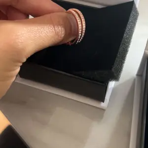 Product Review of Cate & Chloe Bianca 18k White Gold Plated 25mm Hoop Earrings for Women – 34 Simulated Diamond Crystal Hoops – Hypoallergenic, Lead & Nickel Free Lightweight Earrings with Secure Latch Back – Premium Gift Box Included, American Owned Brand from V**m