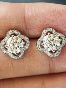 1Pair 0.5/1/2/3Carat Four-leaf Clover Stud Earrings Jewelry, Made of S925 Silver, Suitable for Wearing on Anniversaries, Birthdays or Festivals. Both Men and Women Can Wear It